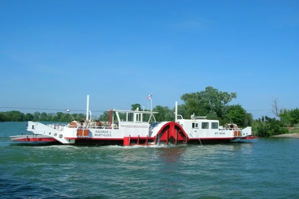 Barges_in_Camargue-01-qltk6iujhm4ht4jnj2typniasmx3x012n32vayqu8w