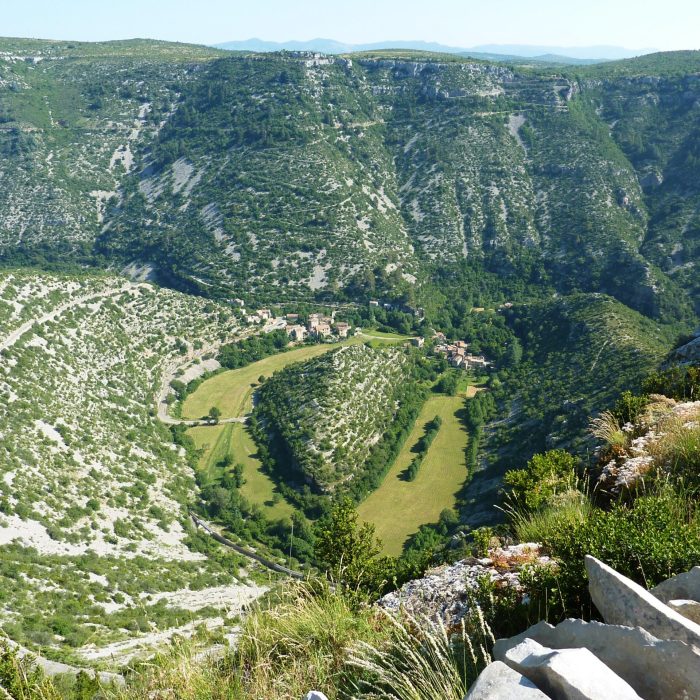 Cirque-de-Navacelles-vu-du-Causse-de-Blandas-dans-le-Gard-scaled-1-qltk5j4phrl634tuepm8971610x7019cwxv99rqyxk