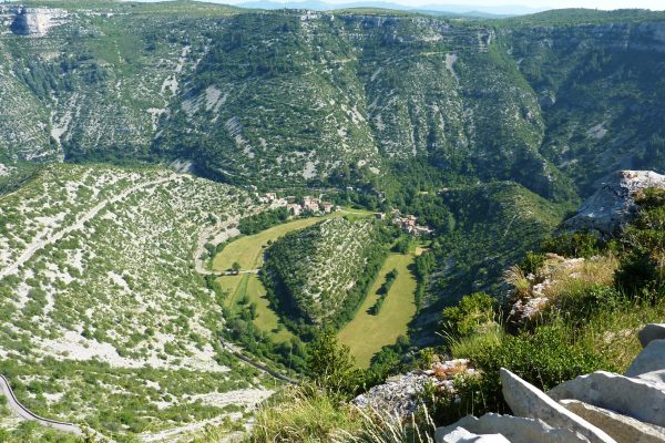 Cirque-de-Navacelles-vu-du-Causse-de-Blandas-dans-le-Gard-scaled-2-qltk5j4o9wrljxzjbne52wis7zt5si39u6af2g7stc