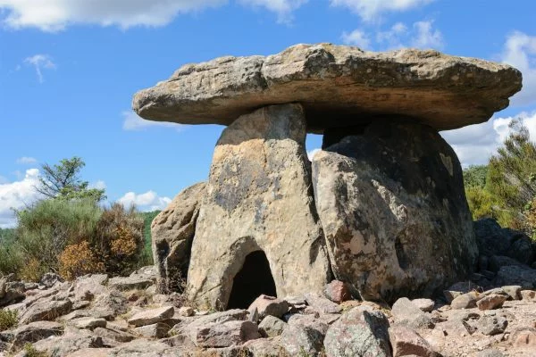 Dolmen_Coste-Rouge_Soumont-1-scaled-1-qltk0b4yb1m91xklte4r87ylexjr11cygbtb33yjds